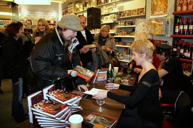 Brněnský křest a autogramiáda knihy Otrok - Sylva Lauerová podepisuje zájemcům knihy (foto: Klára Smílková)